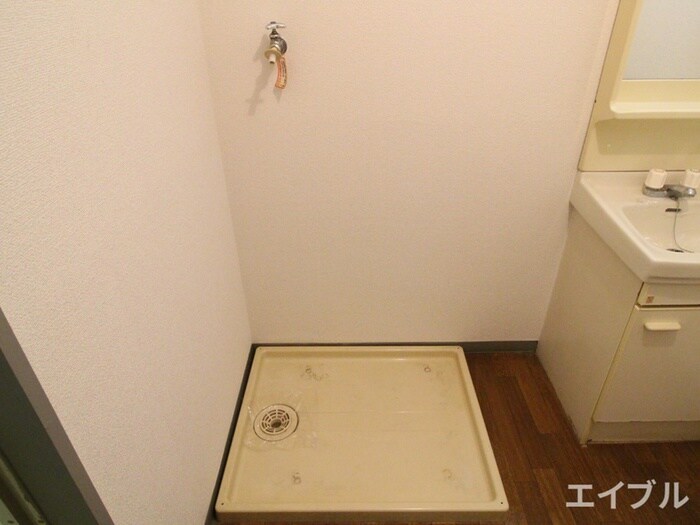 物件内観写真6　(洗濯機置場)