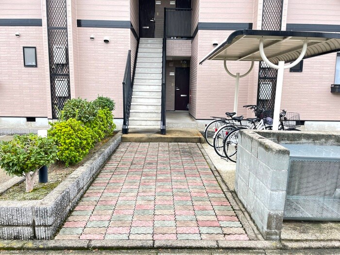 物件外観写真3　(エントランス部分)