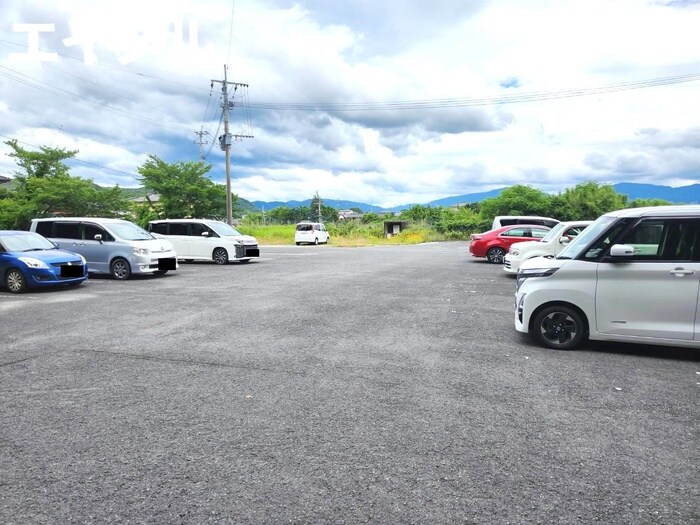 物件外観写真3　(駐車場)