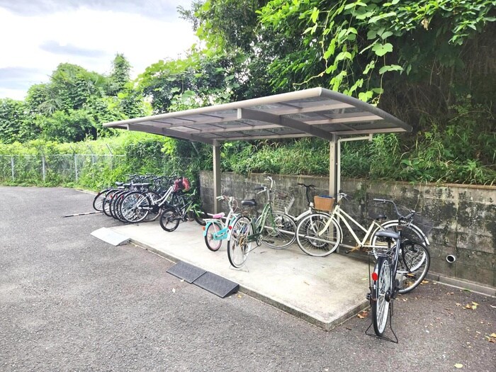 物件外観写真4　(駐輪場)