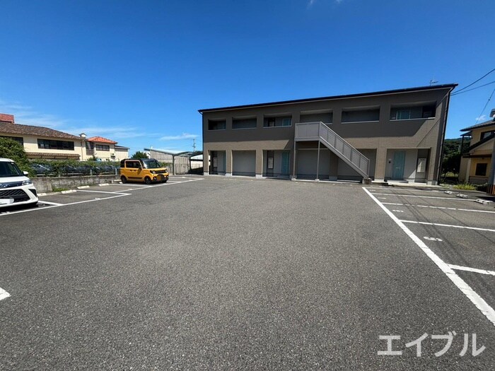 物件外観写真2　(駐車場)