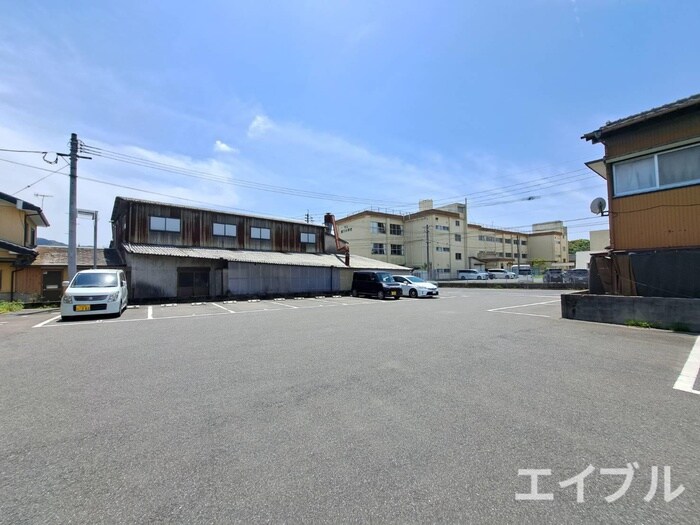 物件外観写真5　(駐車場)