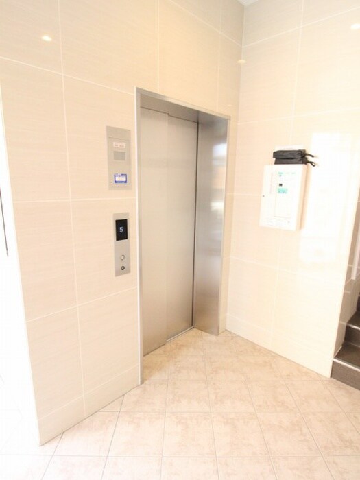 物件外観写真5　(エントランス部分)