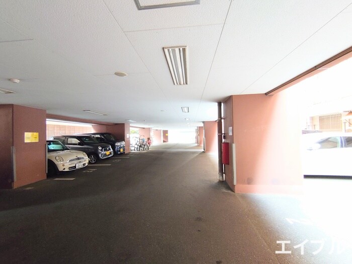 物件外観写真4　(駐車場)