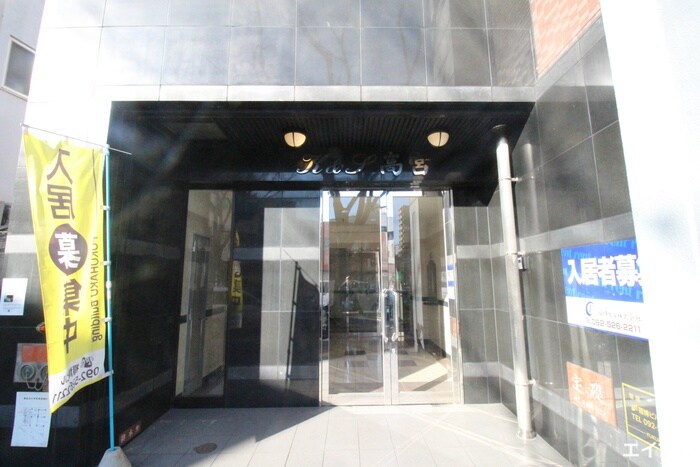 物件外観写真3　(エントランス部分)