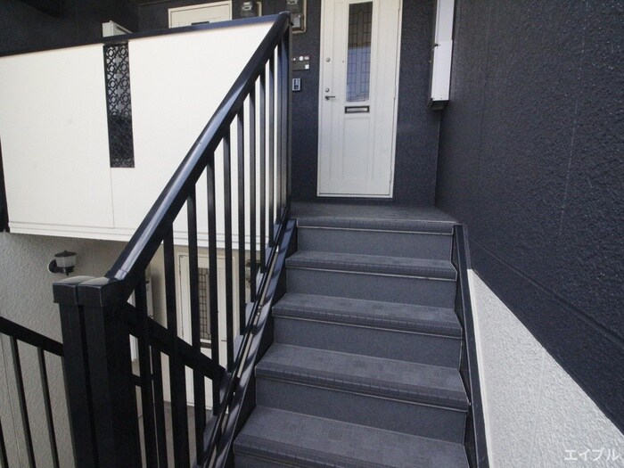 物件外観写真5　(エントランス部分)