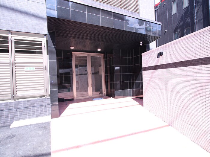 物件外観写真2　(エントランス部分)
