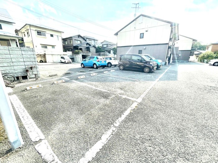 物件外観写真2　(駐車場)