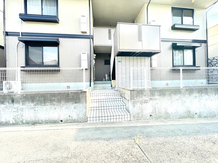 物件外観写真4　(エントランス部分)