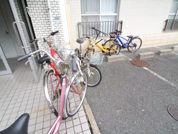 物件外観写真2　(駐輪場)