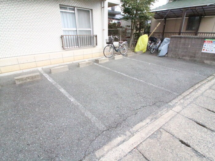 物件外観写真3　(駐車場)