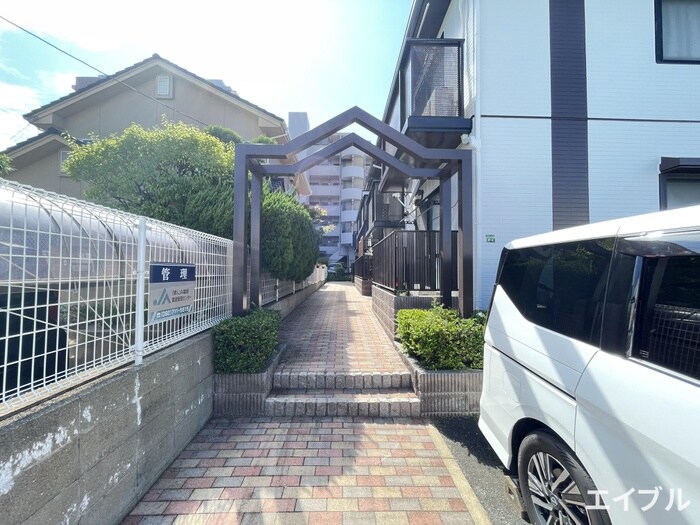 物件外観写真2　(エントランス部分)