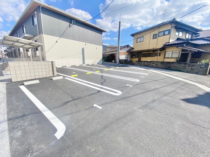 物件外観写真3　(駐車場)