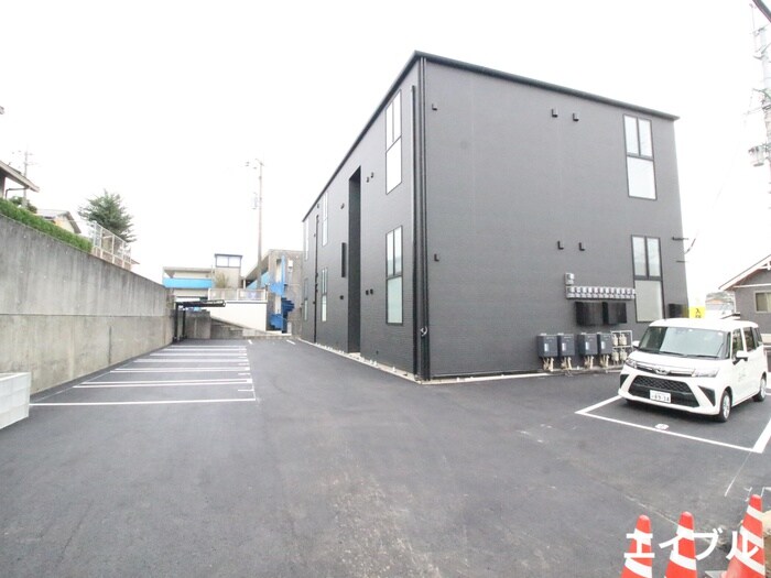 物件外観写真2　(駐車場)