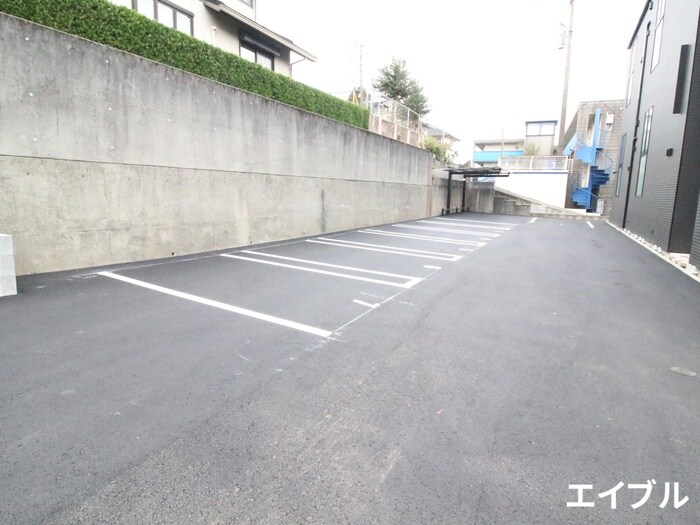 物件外観写真3　(駐車場)