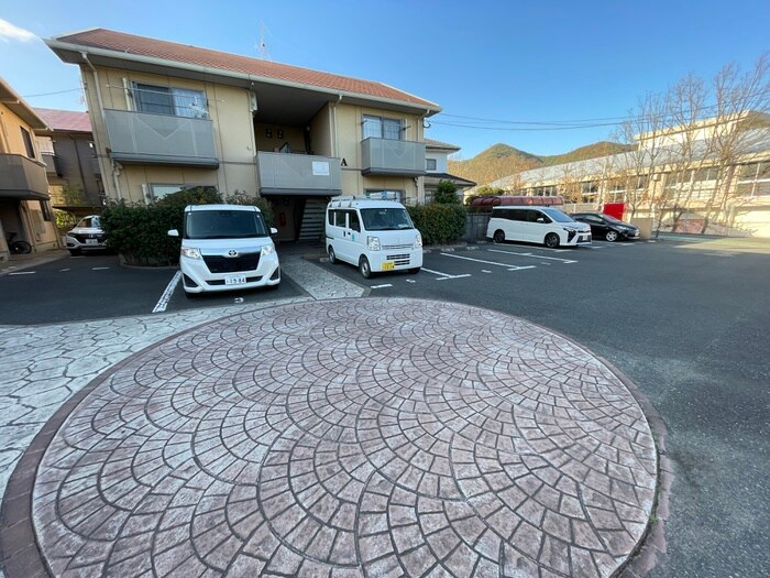 物件外観写真2　(駐車場)