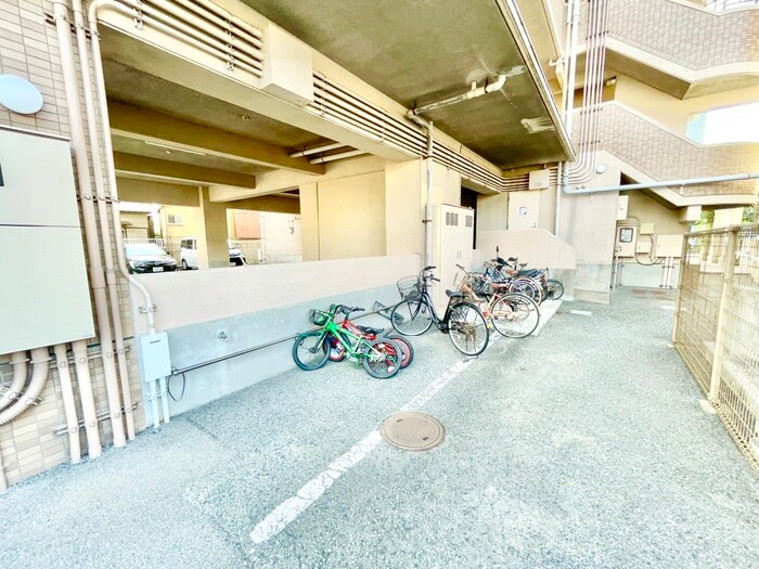 物件外観写真3　(駐輪場)