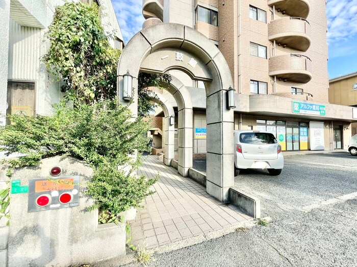 物件外観写真4　(エントランス部分)