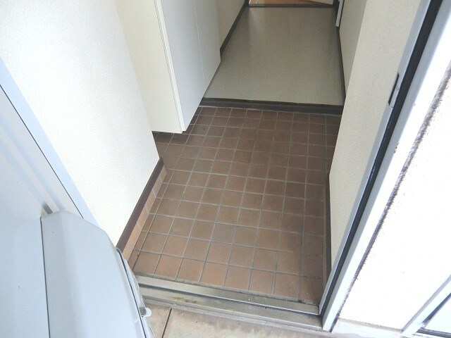 物件内観写真4　(玄関)