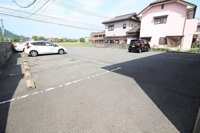 物件外観写真2　(駐車場)