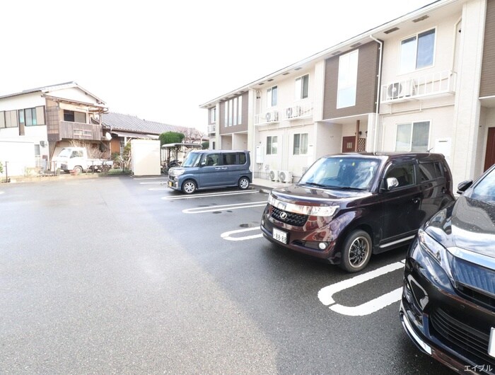 物件外観写真4　(駐車場)