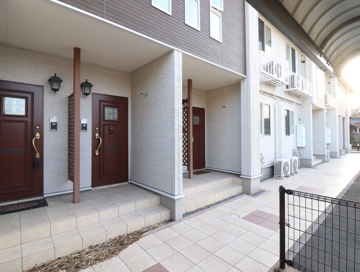 物件外観写真6　(エントランス部分)