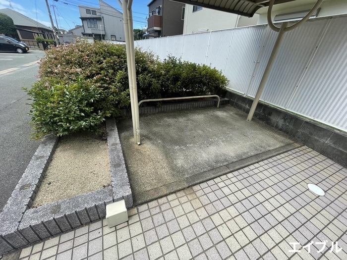 物件外観写真6　(バイク置き場)