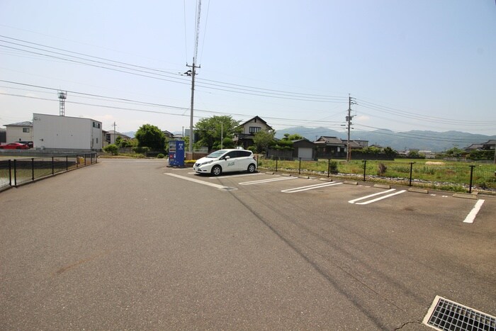 物件外観写真2　(駐車場)