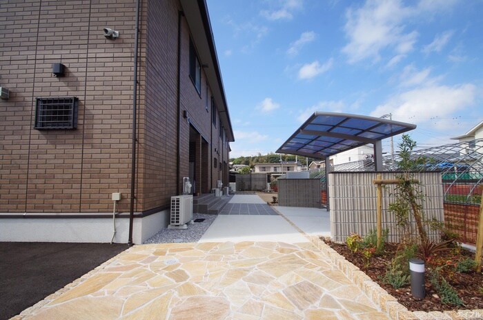 物件外観写真3　(エントランス部分)