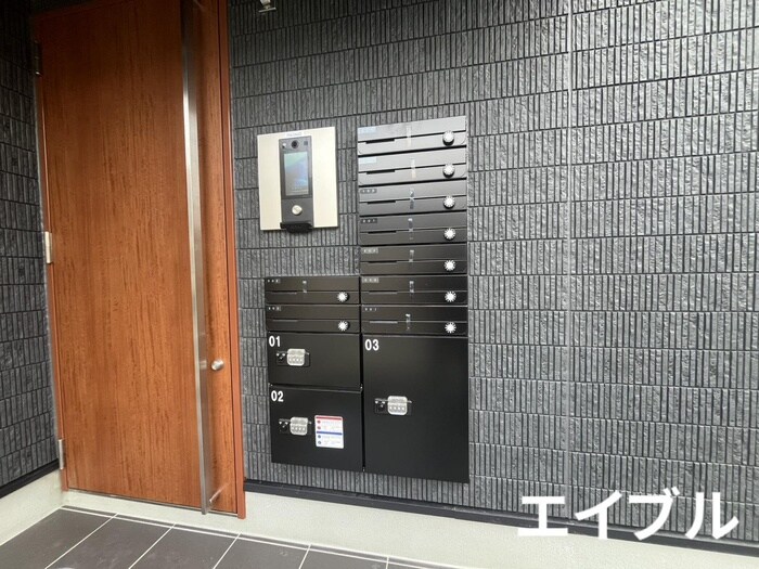 物件外観写真4　(エントランス部分)