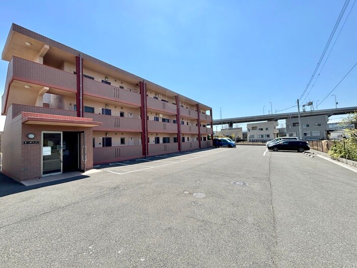 物件外観写真3　(駐車場)