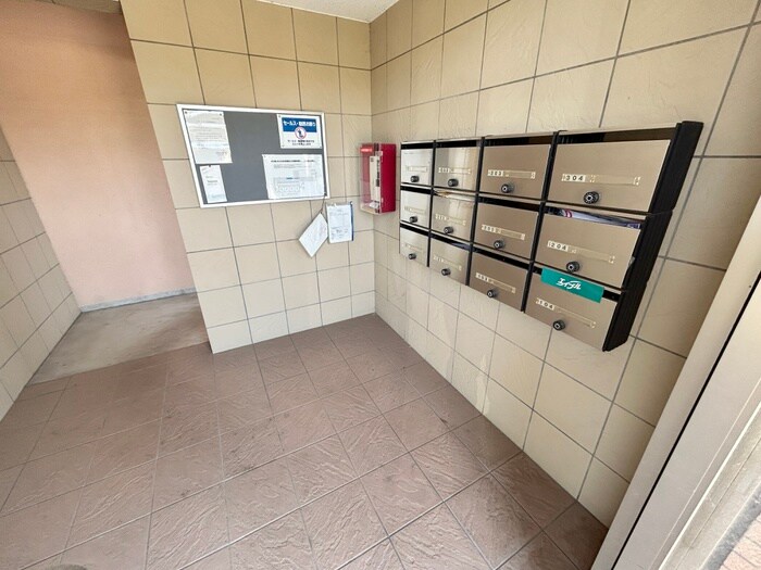 物件外観写真6　(エントランス部分)