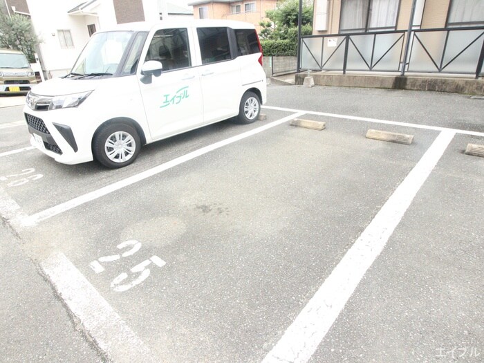 物件外観写真5　(駐車場)