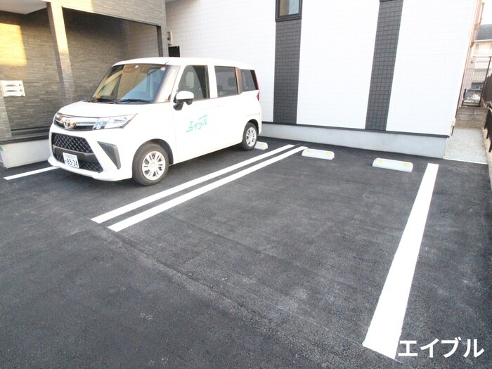 物件外観写真3　(駐車場)