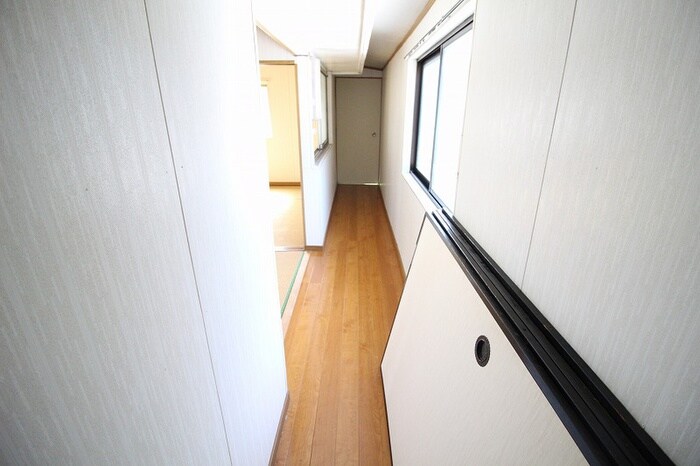 真名子棟割の廊下