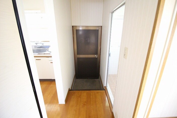 真名子棟割の玄関