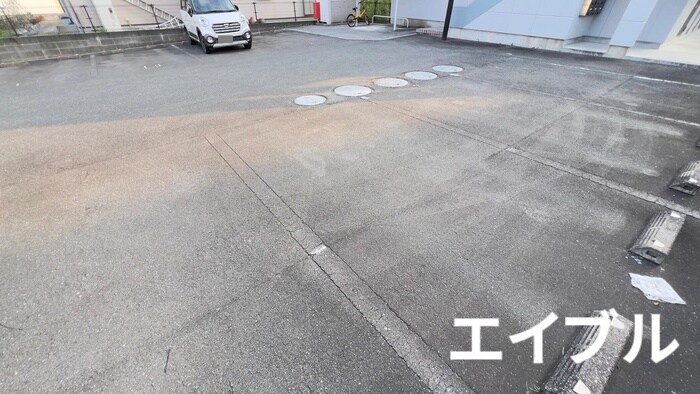 物件外観写真2　(駐車場)