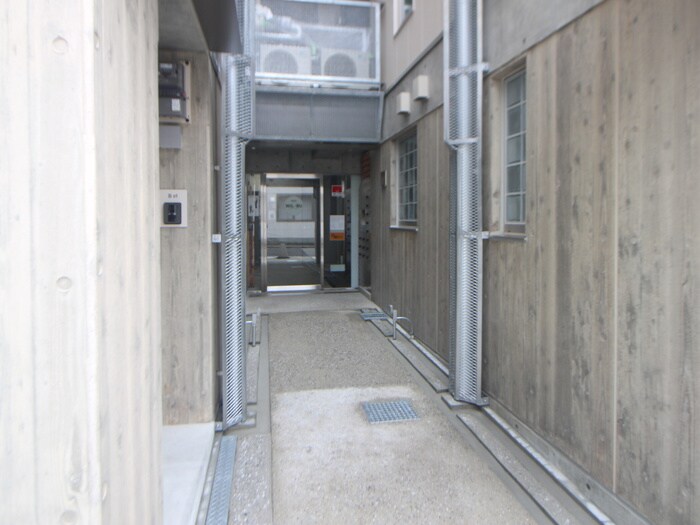 物件外観写真4　(エントランス部分)