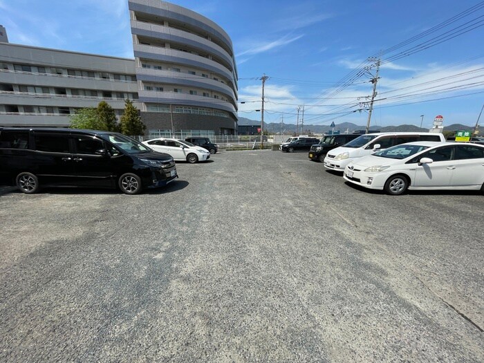 物件外観写真2　(駐車場)
