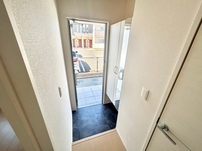 物件内観写真12　(玄関)