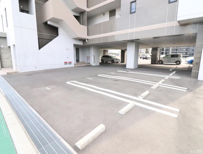 物件外観写真4　(駐車場)