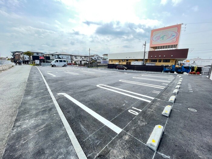 物件外観写真3　(駐車場)