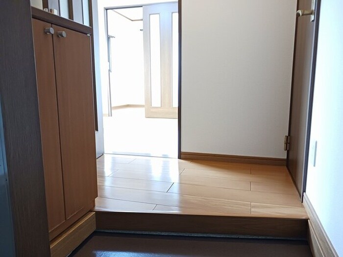 物件内観写真8　(玄関)