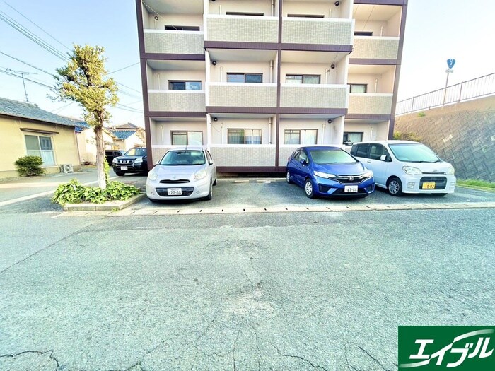 物件外観写真3　(駐車場)