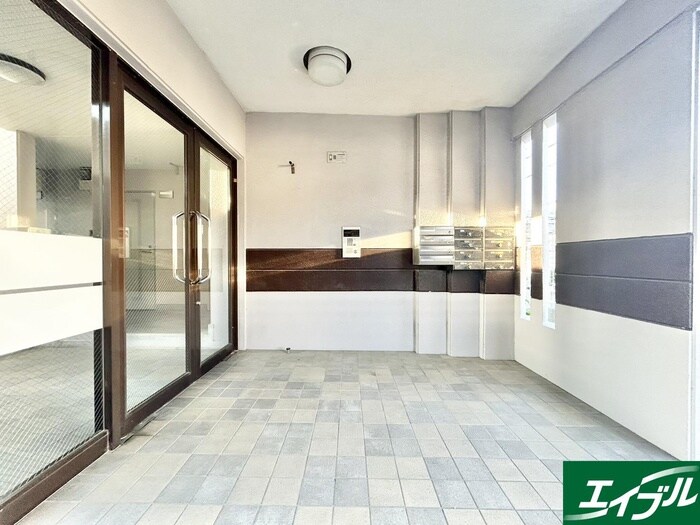 物件外観写真4　(エントランス部分)