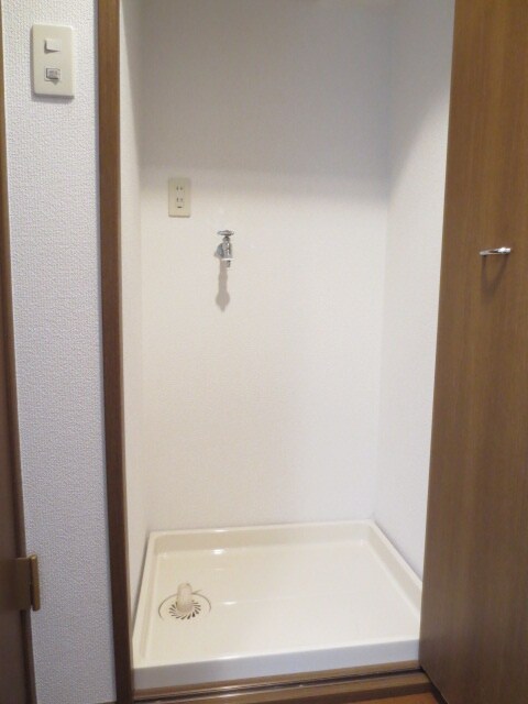 物件内観写真16　(洗濯機置場)