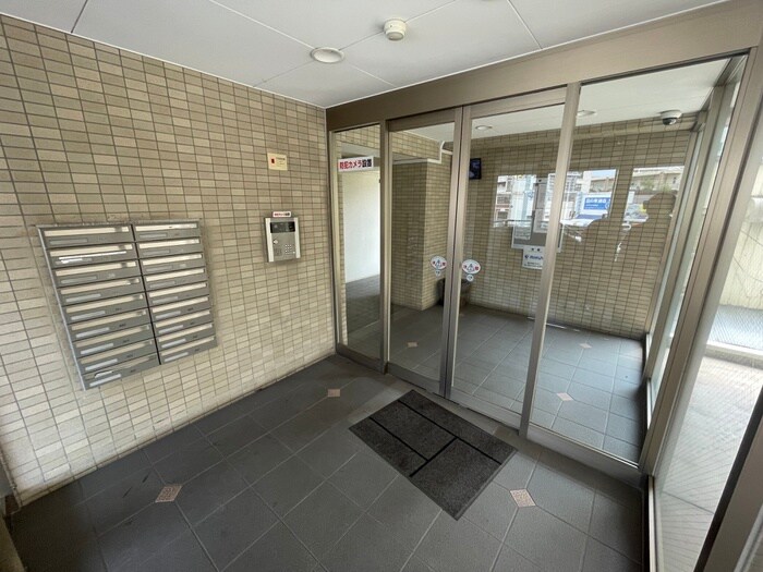 物件外観写真4　(エントランス部分)