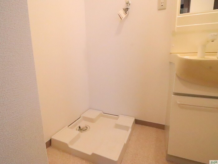 物件内観写真13　(洗濯機置場)