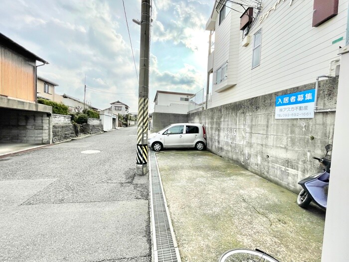 物件外観写真2　(駐車場)