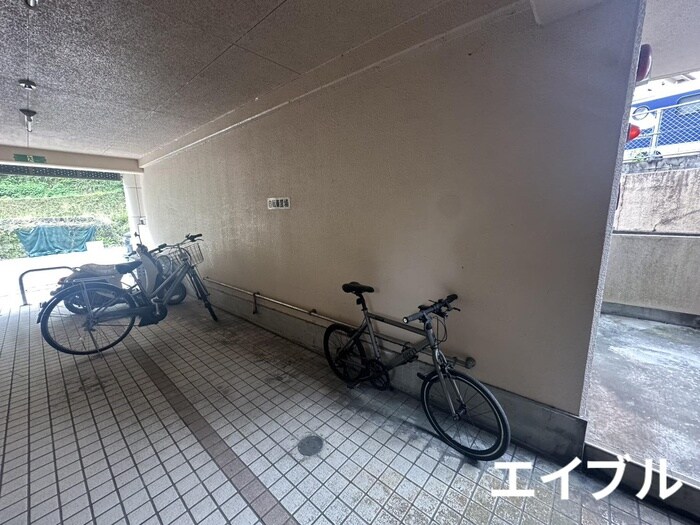 物件外観写真5　(駐輪場)